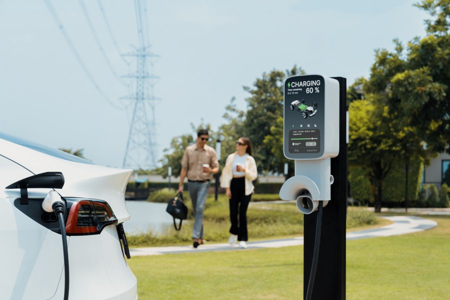 young-couple-recharge-ev-car-battery-charging-station-expedient_900x600